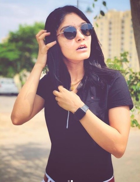 Indian female cricketer harleen deol beats the biggest actress in beauty