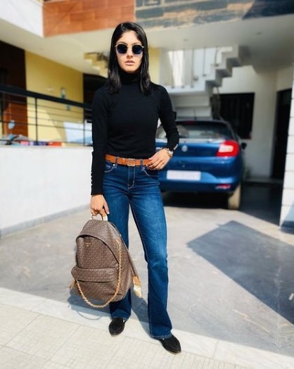Indian female cricketer harleen deol beats the biggest actress in beauty