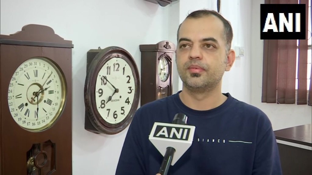 घड्याळांना नवजीवन देण्याचे कौशल्य आणि अमेरिकेत मिळालेल्या सन्मानाबद्दल योगेश लेले यांनी माहिती दिली. ‘जुन्या घड्याळांची आवड असल्याने गेली तीन वर्षे दुरुस्ती, डायल तयार करणे यांबाबतचा अभ्यास सुरू आहे. काही महिन्यांपूर्वी नव्याने केलेल्या डायलची छायाचित्रे समाजमाध्यमांत पोस्ट केली होती. ती छायाचित्रे पाहून अमेरिकेतील नॅशनल असोसिएशन ऑफ वॉच अँड क्लॉक कलेक्टर्स या संस्थेचे सदस्य असलेल्या जो विल्कीन्स यांनी संपर्क साधला. त्यांनी त्यांच्याकडील एका जुन्या घड्याळांची डायल करण्याविषयी विचारणा केली. ते स्वत: घड्याळजी आहेत. त्यांनी त्यांच्याकडील जुन्या घड्याळाची डायल पाठवल्यावर काही दिवसांत त्यांना हुबेहूब डायल करून दिली," असं योगेश लेले म्हणाले. (छायाचित्रं। एएनआय)