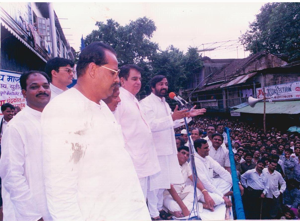 दिवंगत ज्येष्ठ अभिनेते दिलीप कुमार 1999 साली झालेल्या लोकसभेच्या निवडणुकीत काँग्रेस पक्षाचे उमेदवार मोहन जोशी यांच्या प्रचारासाठी आले होते. (सौजन्यः मोहन जोशी)