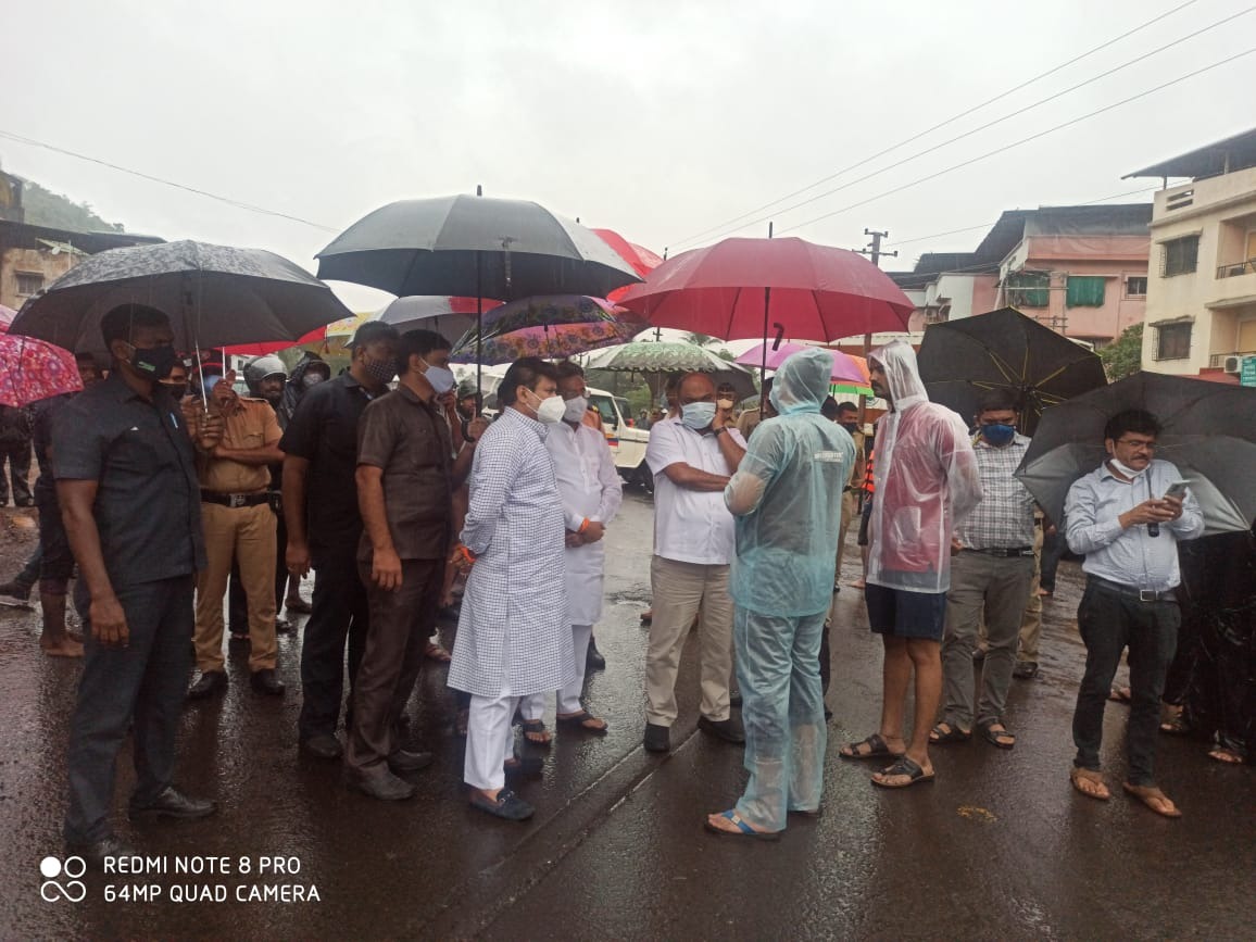 Guardian ministers on location visit heavy rain in maharashtra
