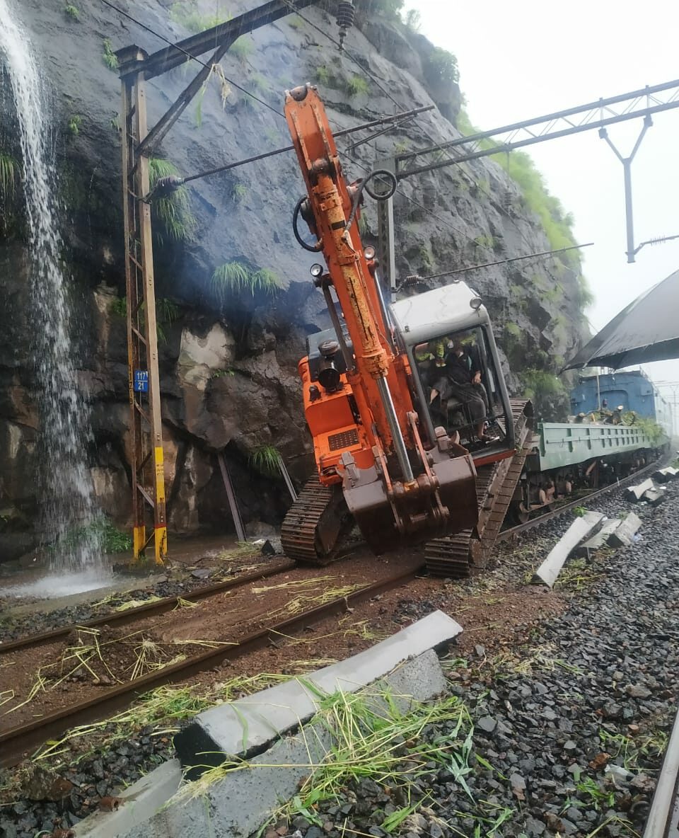 Maharashtra Heavy Rain Karjat to Lonavala Train Landslides Hits