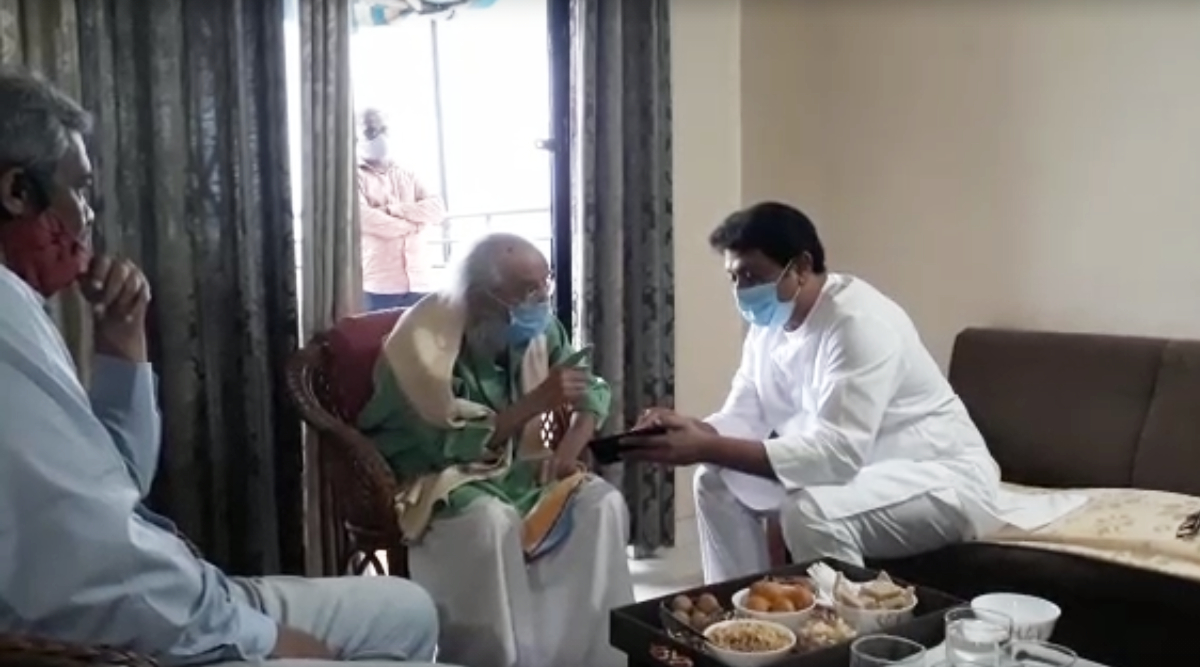 Raj Thackeray Wearing Mask While Meeting Shivshahir Babasaheb Purandare
