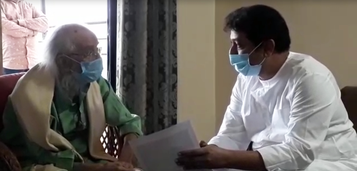 Raj Thackeray Wearing Mask While Meeting Shivshahir Babasaheb Purandare