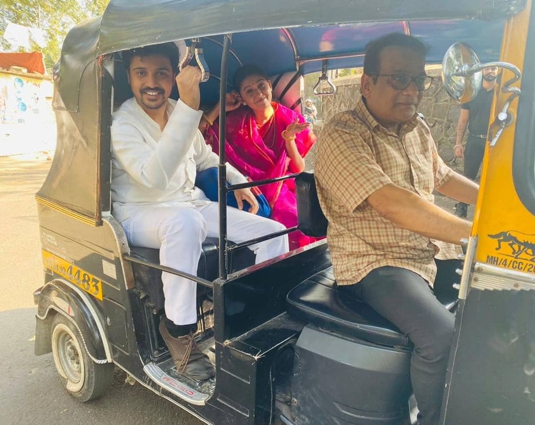 Virajas Kulkarni Majha Hoshil Na instagram photo with funny caption