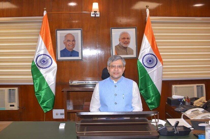 अश्विनी वैष्णव- रेल्वेमंत्री अश्विनी वैष्णव यांची एकूण मालमत्ता १ कोटींपेक्षा जास्त आहे. मोदी सरकारच्या दुसर्‍या कार्यकाळातील पहिल्या मंत्रिमंडळ विस्तारामध्ये त्यांना रेल्वेमंत्रीपद देण्यात आले आहे. (Image: Ashwni Vaishnav Instagram)