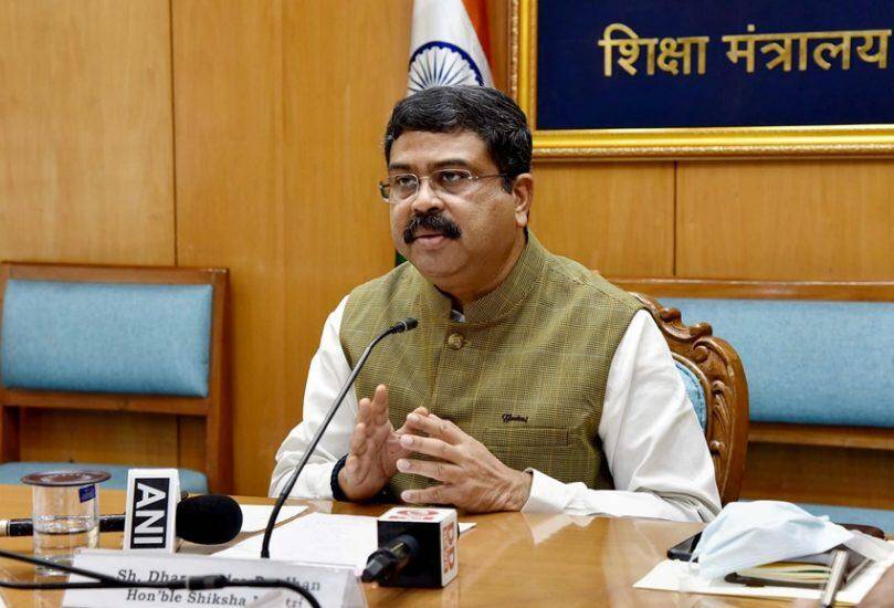 धर्मेंद्र प्रधान - देशाचे शिक्षणमंत्री धर्मेंद्र प्रधान यांची संपत्ती तीन कोटींपेक्षा जास्त आहे. त्याचबरोबर त्याच्यावर ८९ लाखाहून अधिक कर्जही आहे. मोदी सरकारच्या दुसर्‍या कार्यकाळातील पहील्या मंत्रिमंडळ विस्तारात त्यांना पेट्रोलियम मंत्रीपदावरून काढून शिक्षणमंत्री केले गेले (Image: Indian Express Archieve)