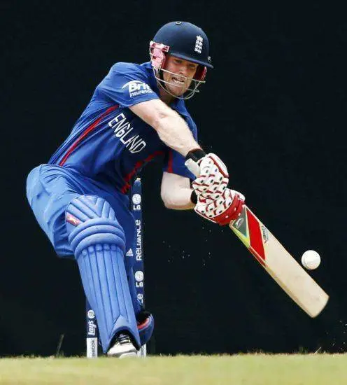 इयोन मॉर्गन - आंतरराष्ट्रीय टी -20 क्रिकेटमध्ये सर्वाधिक षटकार मारणार्‍या क्रिकेटपटूंच्या यादीत इयोन मॉर्गनचा देखील समावेश आहे. त्याने ९९ डावांमध्ये फलंदाजी करताना ११४ षटकार ठोकले आहेत. (Image: Indian Express Archieve)