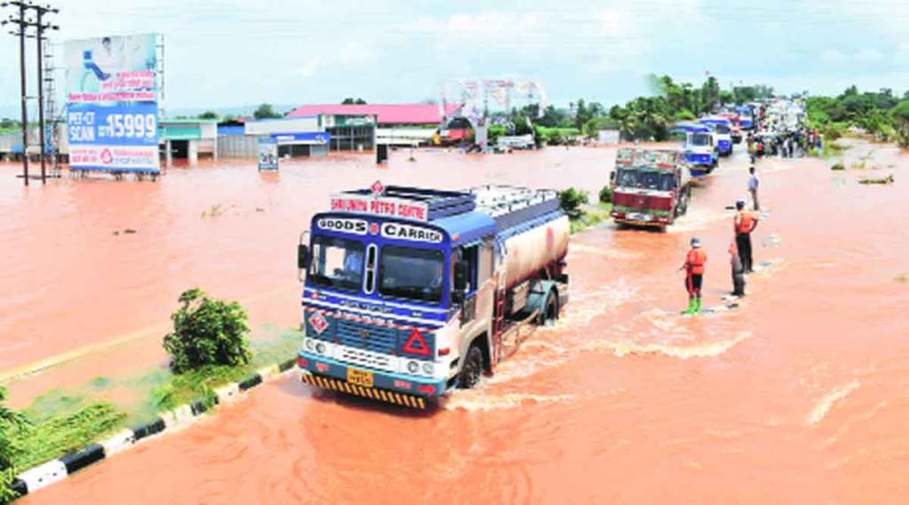 महापुरामुळे चार दिवसांपासून वाहतुकीसाठी बंद असलेला मुंबई-बंगळूरु राष्ट्रीय महामार्ग सोमवारी खुला झाला.