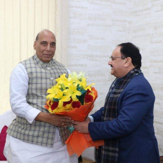राजनाथ सिंह - देशाचे संरक्षणमंत्री राजनाथ सिंह यांची एकूण मालमत्ता ५ कोटींपेक्षा जास्त आहे. (Image: Rajnath Singh Instagram)