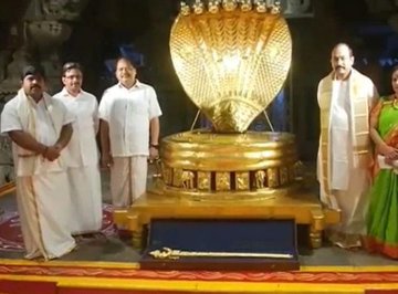 या दाम्पत्याला गेल्या एका वर्षापासून ही तलवार भेट देण्याची इच्छा होती पण करोनामुळे ते शक्य झाले नाही. शेवटी त्याला संधी मिळाली आणि या दाम्पत्याने सोमवारी सकाळी तिरुमाला तिरुपती देवस्थानम (टीटीडी) अधिकाऱ्यांना सोन्याची तलवार सुपूर्द केली