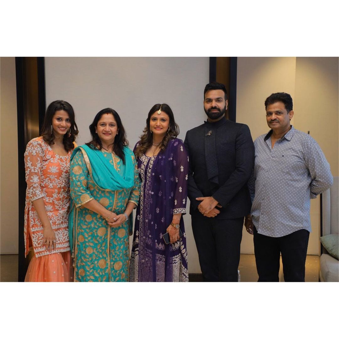 Alka Kubal Athalye Daughters Eashanee Kasturee Information Photos