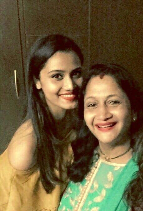 Alka Kubal Athalye Daughters Eashanee Kasturee Information Photos