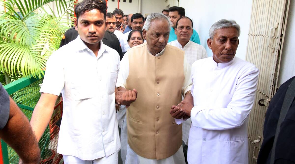 कारसेवकांनी अयोध्येतील बाबरी मशीद ६ डिसेंबर १९९२ रोजी पाडली, तेव्हा कल्याण सिंह उत्तरप्रदेशचे मुख्यमंत्री होते. मशीद पाडल्याप्रकरणी दोषमुक्त केलेल्या ३२ जणांमध्ये ज्येष्ठ नेते लालकृष्ण अडवाणी, मुरली मनोहर जोशी यांच्यासह कल्याण सिंह यांचाही समावेश होता. (फोटो - इंडियन एक्सप्रेस)