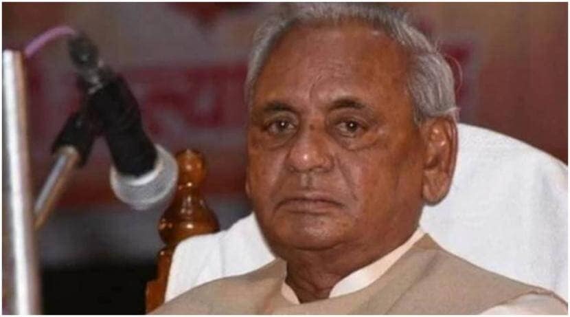 इंदिरा गांधीच्या सरकारने लागू केलेल्या आणीबाणीच्या काळात अटक झाल्यानंतर कल्याण सिंह यांचा राजकारणात उदय झाला. २१ महिन्यांनी सुटका झाल्यानंतर १९७७ मध्ये जनता पक्षाच्या आघाडीने अनेक राज्यांमध्ये सरकार स्थापन केले. तेव्हा कल्याण सिंह उत्तर प्रदेशचे आरोग्य मंत्री झाले.