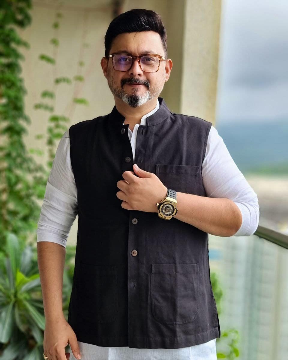 स्वप्नील जोशी : मराठी सिनेसृष्टीतील 'चॉकलेट बॉय' म्हणून परिचित असलेला स्वप्नील जोशी हा सुद्धा एकुलता एक आहे. त्यामूळे त्याला सुद्धा कुणी भावंडं नसल्यामुळे रक्षाबंधनचा सण थोडा फिकाच जातो. स्वप्नील हा मराठी चित्रपटसृष्टीतील एक प्रसिद्ध आणि नावाजलेला अभिनेता समजला जातो. त्याचबरोबर स्वप्नीलला एक रोमॅण्टिक अभिनेता समजलं जातं. अनेक तरुणी स्वप्नीलवर फिदा आहेत.