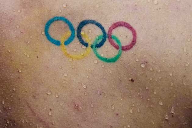 ऑलिम्पिकमध्ये एका जलतरणपटूच्या शरीरावर ऑलिम्पिकचा लोगो असलेला टॅटू पाहायला मिळत आहे. अनेकदा सरावादरम्यान त्यांच्या शरीरावरील हे टॅटू दिसत आहेत. (फोटो : AP)