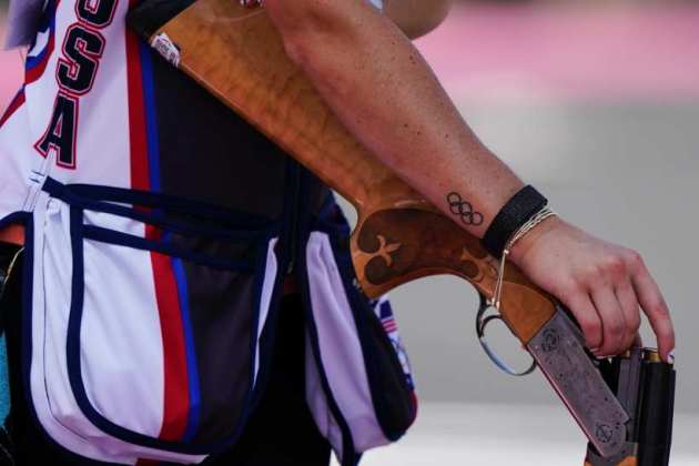अमेरिकेच्या कायले ब्राऊनिंगने ऑलिम्पिकचा लोगो असलेला टॅटू मनगटावर काढला आहे. एकदा सरावादरम्यान त्याचा हा टॅटू कॅमेऱ्यात कैद झाला होता. (फोटो : AP)