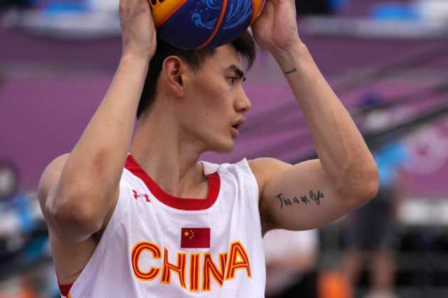 चीनचा बास्केटबॉलपटू यान पेंगच्या दंडावर काही ठराविक शब्द लिहिलेला टॅटू दिसत आहे. (फोटो : AP)