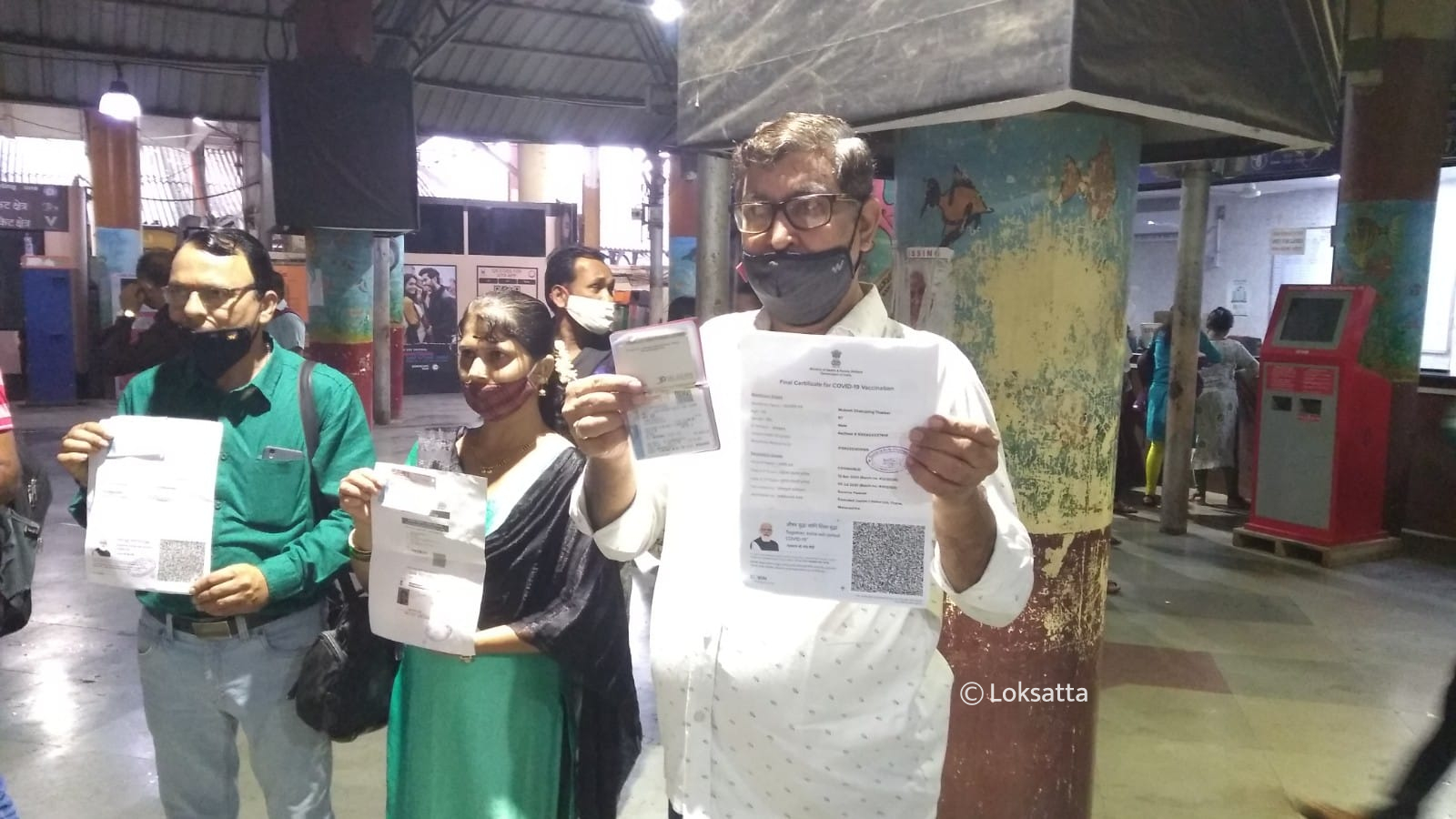 Mumbai Railway Local Pass Thane Station Covid 19 Vaccine Certificate Photos