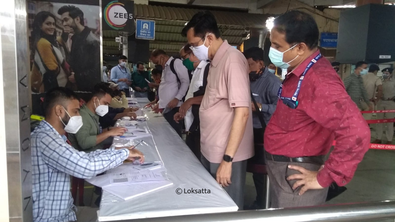 Mumbai Railway Local Pass Thane Station Covid 19 Vaccine Certificate Photos