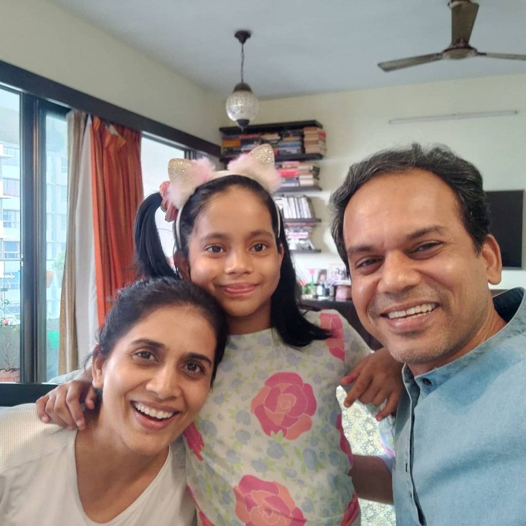 संदेश कुलकर्णी-सोनाली कुलकर्णी: हे दोघे बहिण-भाऊ त्यांच्या कॉलेजपासूनच अभिनय करत आहेत. सोनाली कुलकर्णीने आज मराठी फिल्म इंडस्ट्रीत स्वतःची एक वेगळी ओळख तयार तर केलीच आहे. पण संदेश कुलकर्णीने देखील मालिका, नाटक आणि सिनेमांमध्ये काम केलंय. 'एका लग्नाची तिसर गोष्ट' या मालिकेत तो झळकला होता. अभिनयाप्रमाणेच त्याने अनेक नाटकांचं संवाद लेखन केलंय.