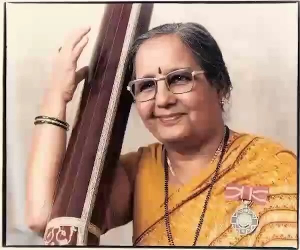वंदना गुप्ते-भारती आचरेकर: या दोघांना मराठी सिने इंडस्ट्रीतील सिनियर बहिणींची जोडी म्हणून ओळखलं जातं. या दोघीही सख्ख्या बहिणी आहेत. या दोघींनीही मालिका-सिनेमांमध्ये काम करत आपली वेगळी ओळख निर्माण केलीय. या दोघीही उत्तम गायिका सुद्धा आहेत. वंदना गुप्ते यांचं 'हरवलेल्या पत्त्यांचा बंगला' हे नाटक नुकतंच रंगभूमीवर आलं. तर भारती आचरेकर यांनी काही चित्रपटांमध्ये काम केलंय.