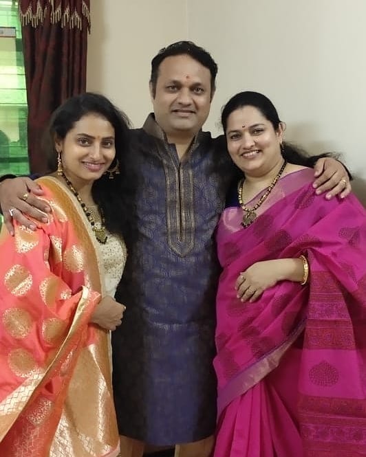 पूर्णिमा तळवलकर-पल्लवी वैद्य: या दोघी बहिणींची जोडी सुद्धा खूप गाजली. या दोघीही सख्ख्या बहिणी असून त्यांचं माहेरचं आडनाव भावे आहे. पूर्णिमा हिने दिवंगत अभिनेत्री स्मिता तळवलकर यांच्या पुतण्याशी लग्न केलं. तर पल्लवीने दिग्दर्शक केदार वैद्यसोबत लग्न केलं. पूर्णिमा याआधी 'होणार सून मी...' आणि 'फुलपाखरू' या मालिकेत झळकली होती. तर पल्लवी झी मराठीवरील 'स्वराज्यरक्षक संभाजी' या मालिकेत झळकली.