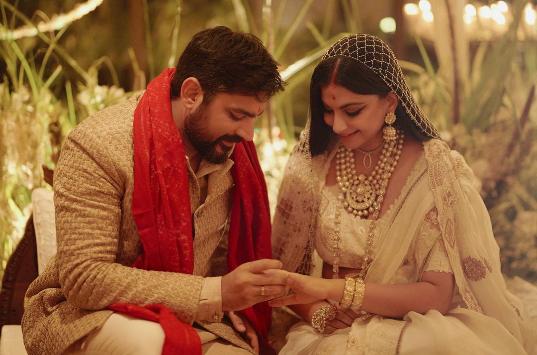 Sonam-Kapoor-Emotional-Sister-Wedding-13