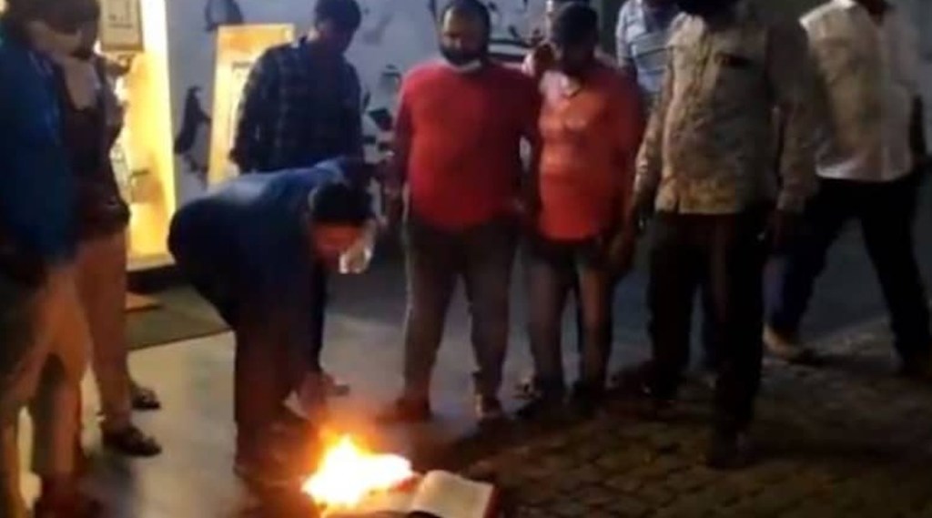 Bajrang Dal Members Burn Kama Sutra Copy Gujrat Ahmedabad gst 97