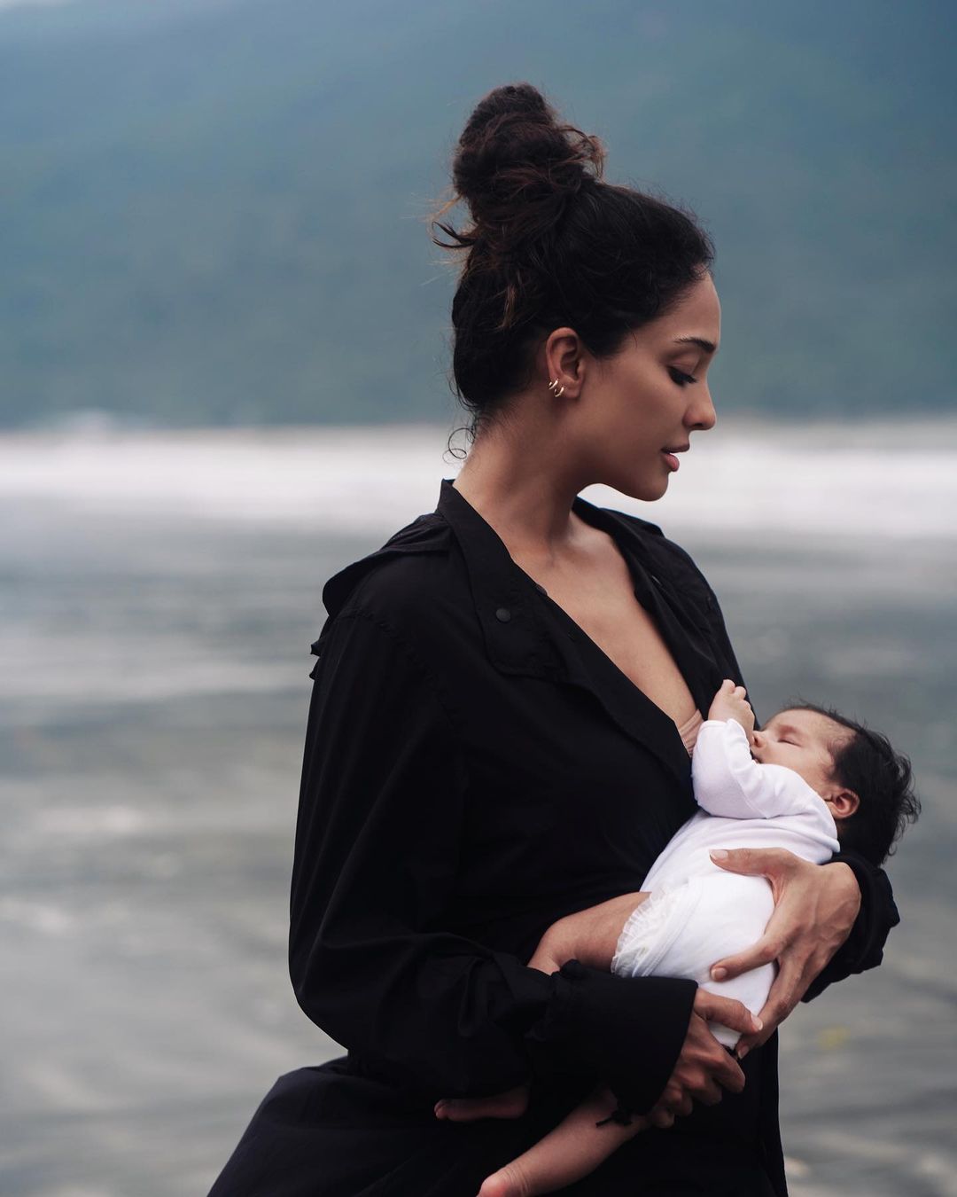 lisa-haydon-breastfeeding-Photoshoot