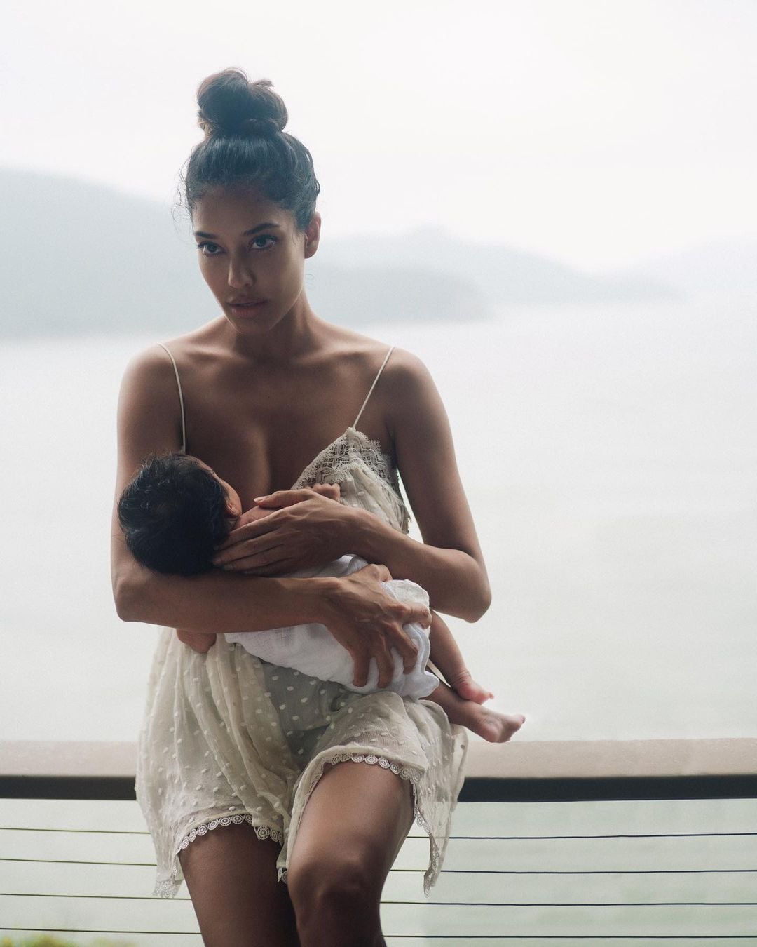 lisa-haydon-breastfeeding-Photoshoot