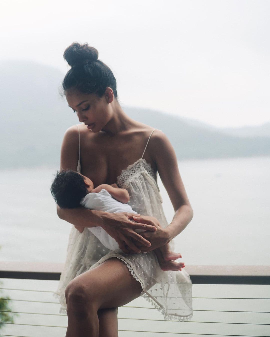lisa-haydon-breastfeeding-Photoshoot