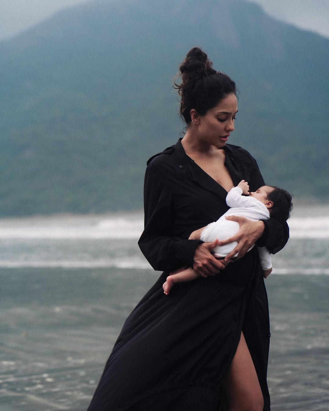 lisa-haydon-breastfeeding-Photoshoot