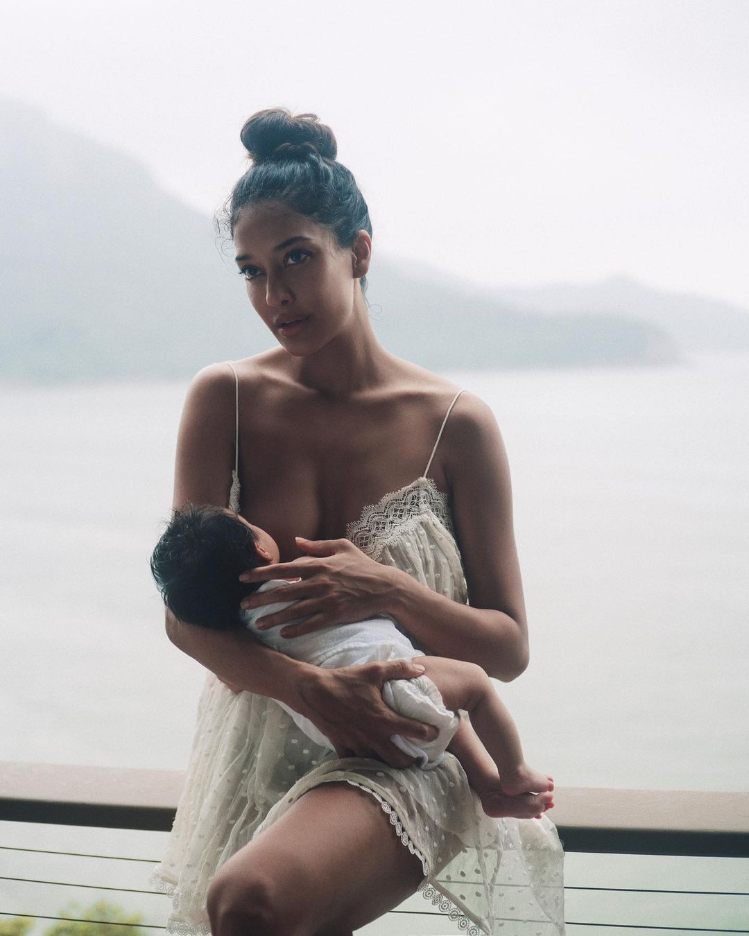 lisa-haydon-breastfeeding-Photoshoot