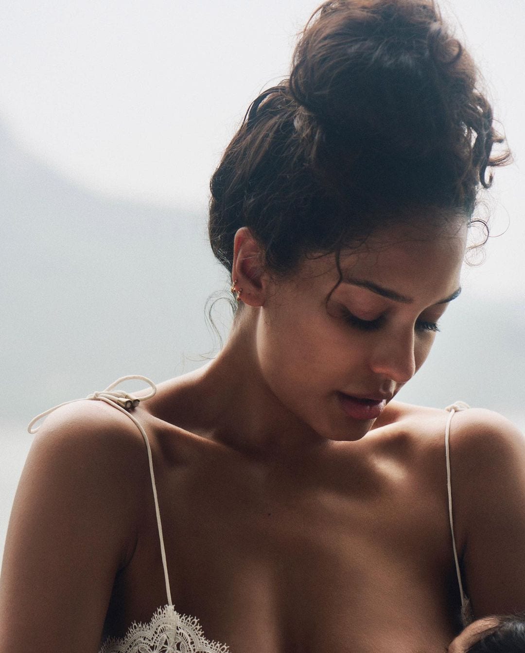 lisa-haydon-breastfeeding-Photoshoot