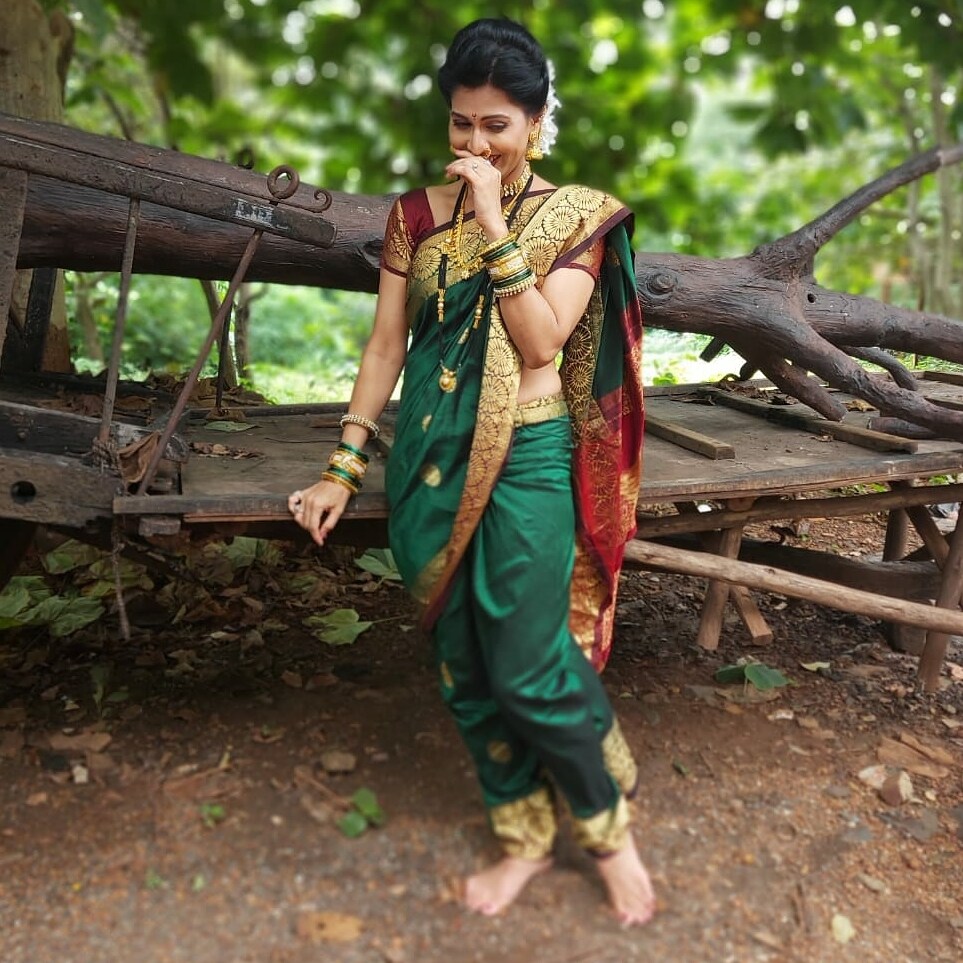 या मालिकेत शालिनी शिर्के पाटील म्हणजे अभिनेत्री माधवी निमकर हिने छान नऊवारी साडी परिधान केली आहे.