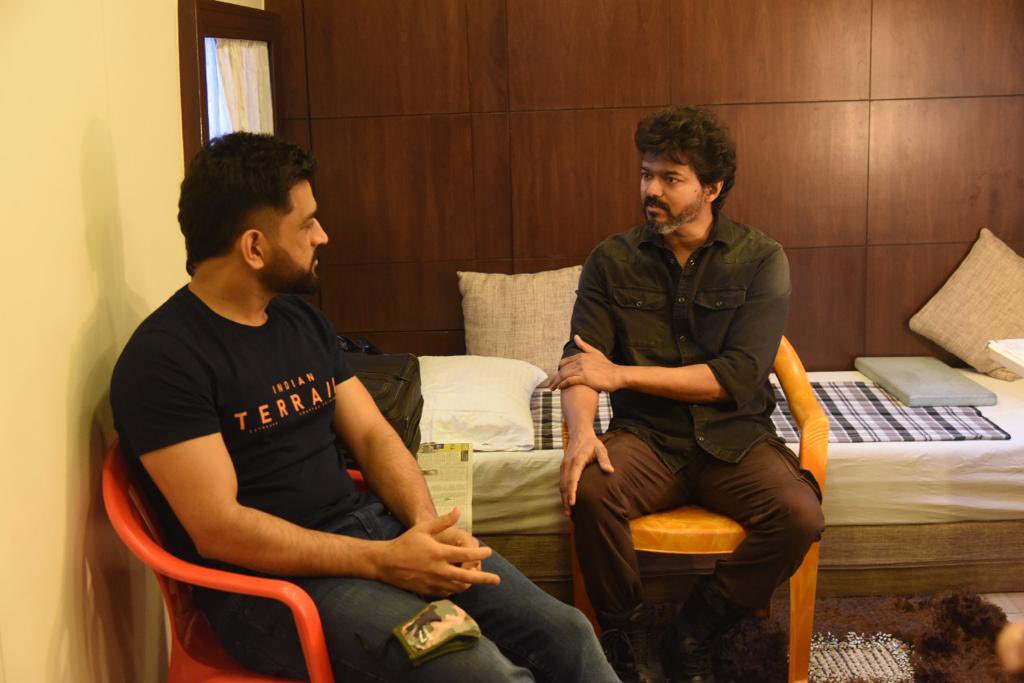 यावेळी धोनी आणि विजयने व्हॅनिटी व्हॅनमध्ये भेट घेतली आणि काही वेळ गप्पा मारल्या.