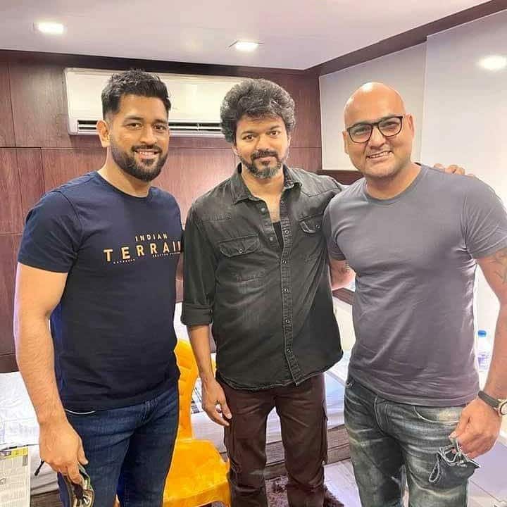 या फोटोंना धोनी आणि विजयच्या चाहत्य़ांची मोठी पसंती मिळताना दिसतेय.
