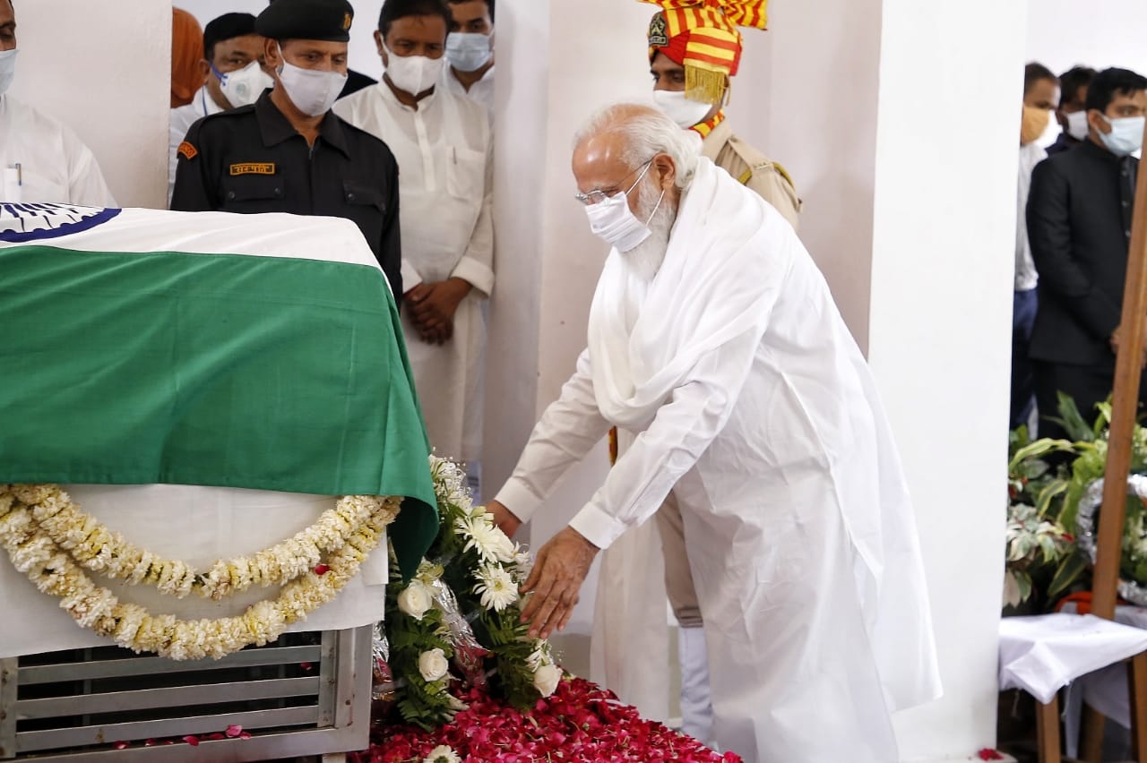 कल्याण सिंह २०१३मध्ये पुन्हा भाजपमध्ये परतले आणि त्यांनी राष्ट्रीय क्रांती दल या पक्षाचं भाजपमध्ये विलिनीकरण केलं. त्यानंतर ते अखेरपर्यंत भाजपमध्ये राहिले. कल्याण सिंह यांच्या पार्थिवावर आज अंत्यसंस्कार करण्यात आले, यावेळी पंतप्रधान नरेंद्र मोदींनी त्यांना श्रद्धांजली वाहिली. (फोटो सौजन्य - ट्विटर)
