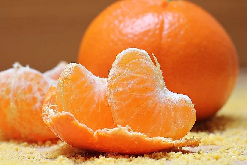 संत्री - संत्री हे चवीला आंबट गोड असली तरी यात अनेक पोषक घटक असतात. यात कॅलरीजचे प्रमाण फार कमी असते. तसेच संत्रीमध्ये व्हिटॅमिन-सी जास्त प्रमाणात असल्याने ते शरीरातील विषारी पदार्थ काढून टाकण्यास मदत करते.