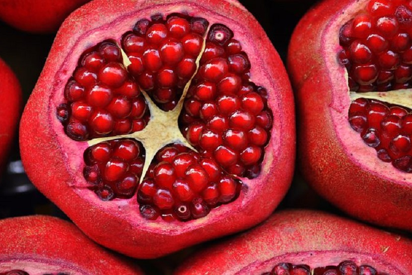 सफरचंद किंवा डाळींब ही फळ खाल्ल्याने शरीरात रक्ताची वाढ होते. प्रत्येकाने एक ग्लास सफरचंदाचा रस प्यावा.