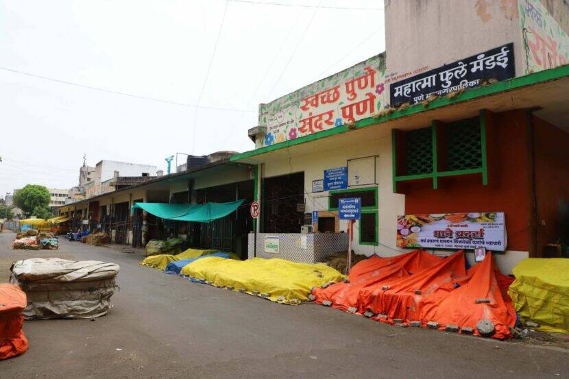 पुण्यातील सर्व दुकानं सोमवार ते शुक्रवार सकाळी ७ ते रात्री ८ पर्यंत सुरु राहणार आहेत. तर हॉटेल्स रात्री १० पर्यंत सुरु ठेवण्याचा निर्णय घेण्यात आला आहे. त्यामुळे अनेकांना दिलासा मिळाला आहे. (एक्स्प्रेस फोटो - पवन खेंगरे)