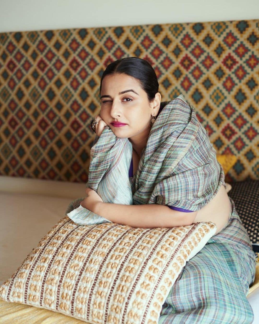 नुकतंच विद्याने साडीतले काही खास फोटो इन्स्टाग्रामवर शेअर केले आहेत.