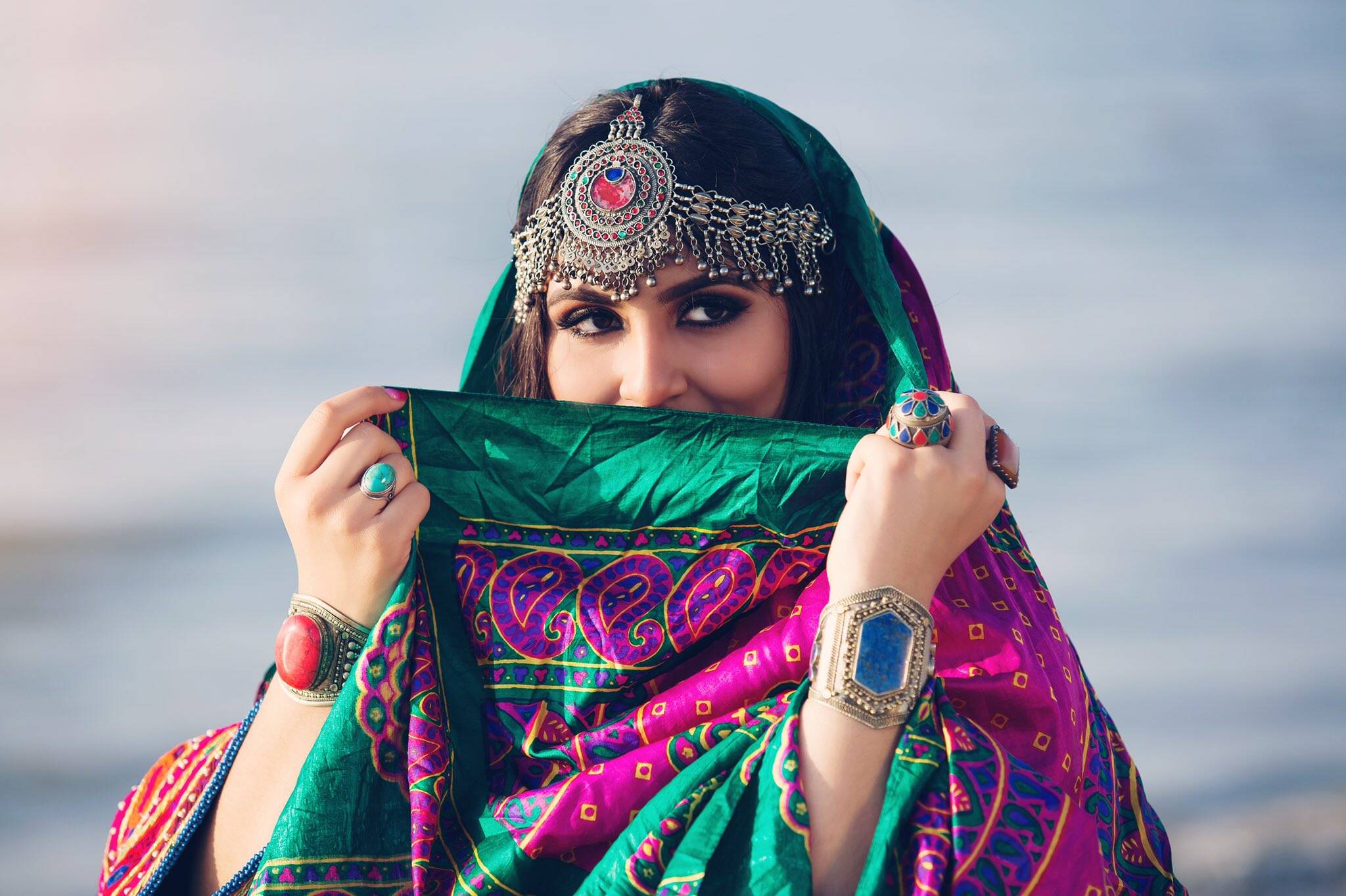 महिलांसाठी असलेल्या पारंपारिक अफगाणी कपड्यांमध्ये घोट्यापर्यंत असणारे घेरदार कुर्ते आहेत. या महिला डोके झाकण्यासाठी हेडस्कार्फही घालतात.