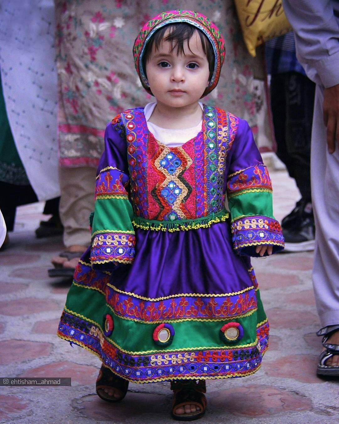 आता, बर्‍याच अफगाण महिलांनी अफगाण समाजाचा खरा पारंपारिक पोशाख दाखवण्यासाठी आणि बुरख्याचा निषेध नोंदवण्यासाठी सोशल मीडियाचा वापर केला आहे.