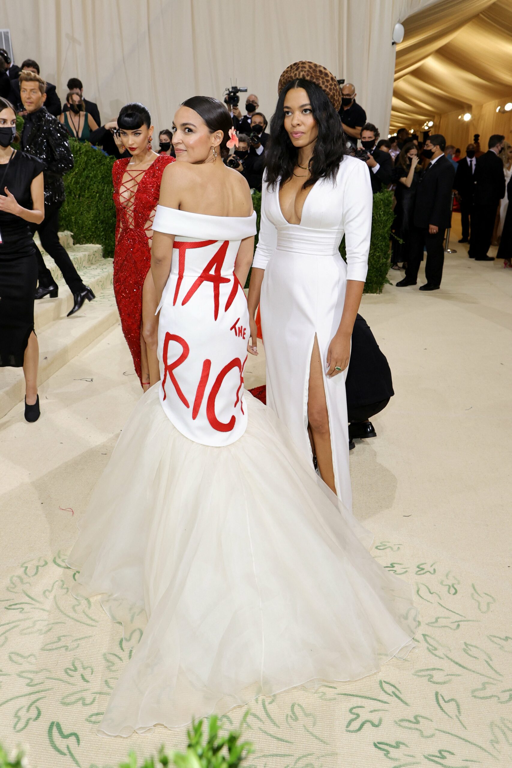 अलेक्झांड्रा, 'टॅक्स द रिच' ड्रेस परिधान करून, डाव्या विचारसरणीच्या श्रीमंत लोकांसोबत घुटमळत आहेत.(photo twitter)
