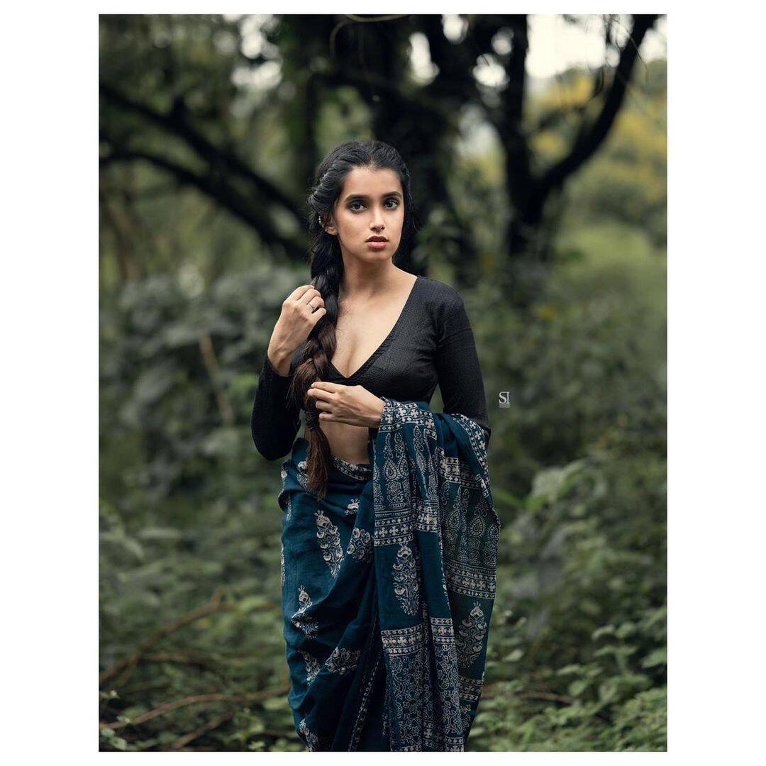 Shalva Kinjawadekar Shreya Daflapurkar Romantic Photos