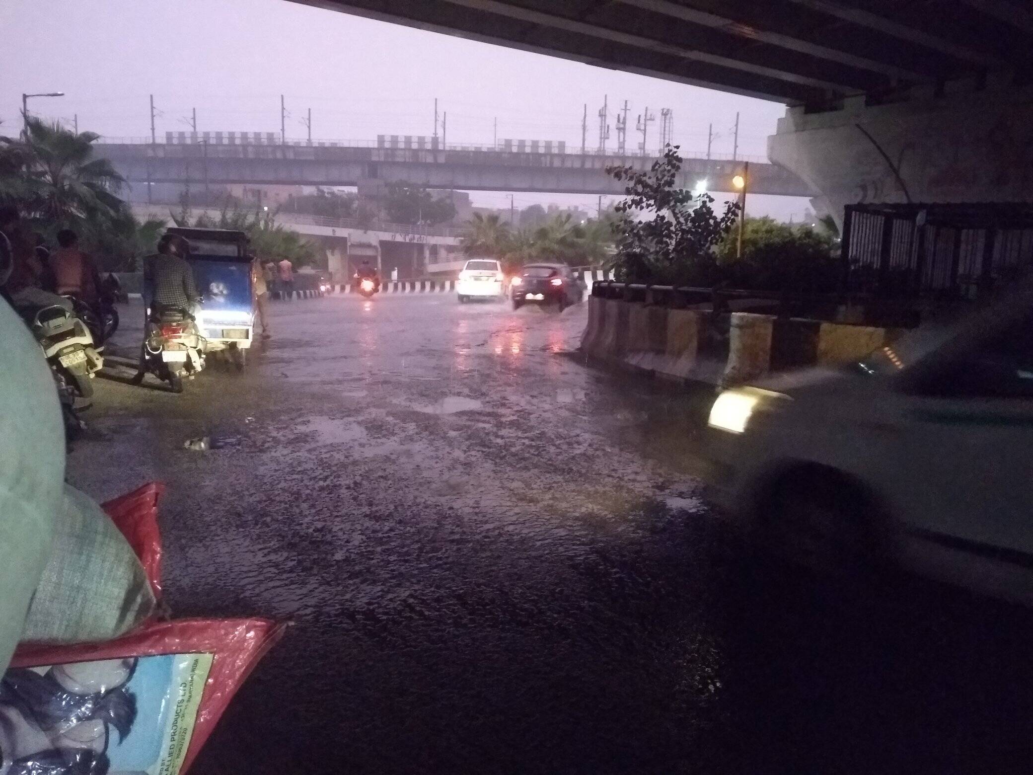 देशाची राजधानी असलेल्या नवी दिल्लीत गेल्या काही दिवसांपासून पावसाचा जोर अद्याप कायम आहे. त्यामुळे दिल्लीतील अनेक रस्त्या-रस्त्यांवर पाणी साचले आहे. काही ठिकाणी गाड्याही पाण्याखाली गेल्या आहेत.
