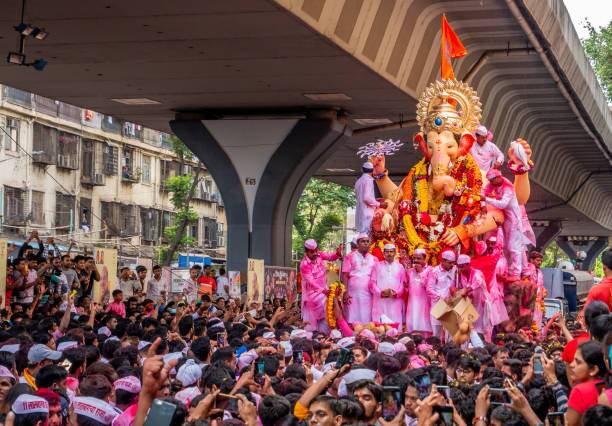 यामुळे अनेक देवी देवता गणपतीला खाण्यासाठी काय देता येईल? याचा विचार करु लागले.